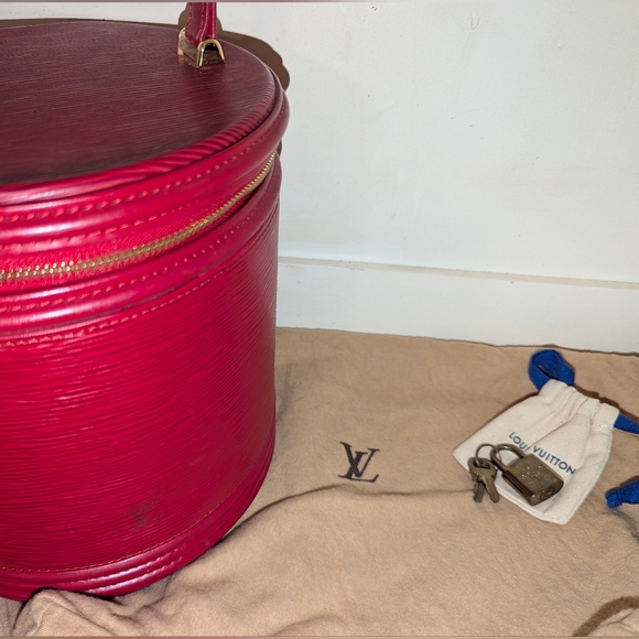 Louis Vuitton Cannes Epi Red. Authentic and pre-owned - Picture 11 of 11